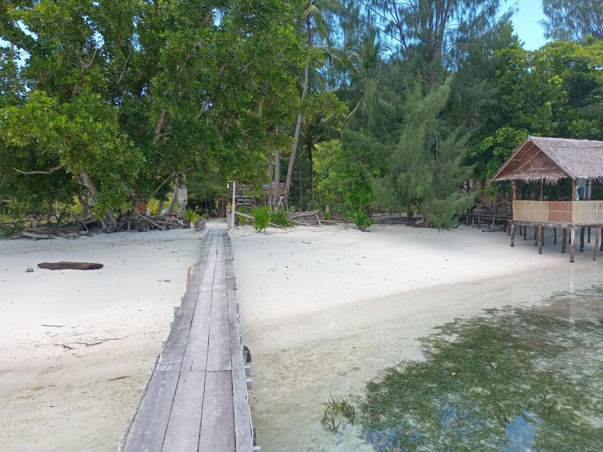 Meos Ambower Homestay Raja Ampat Fam Kültér fotó