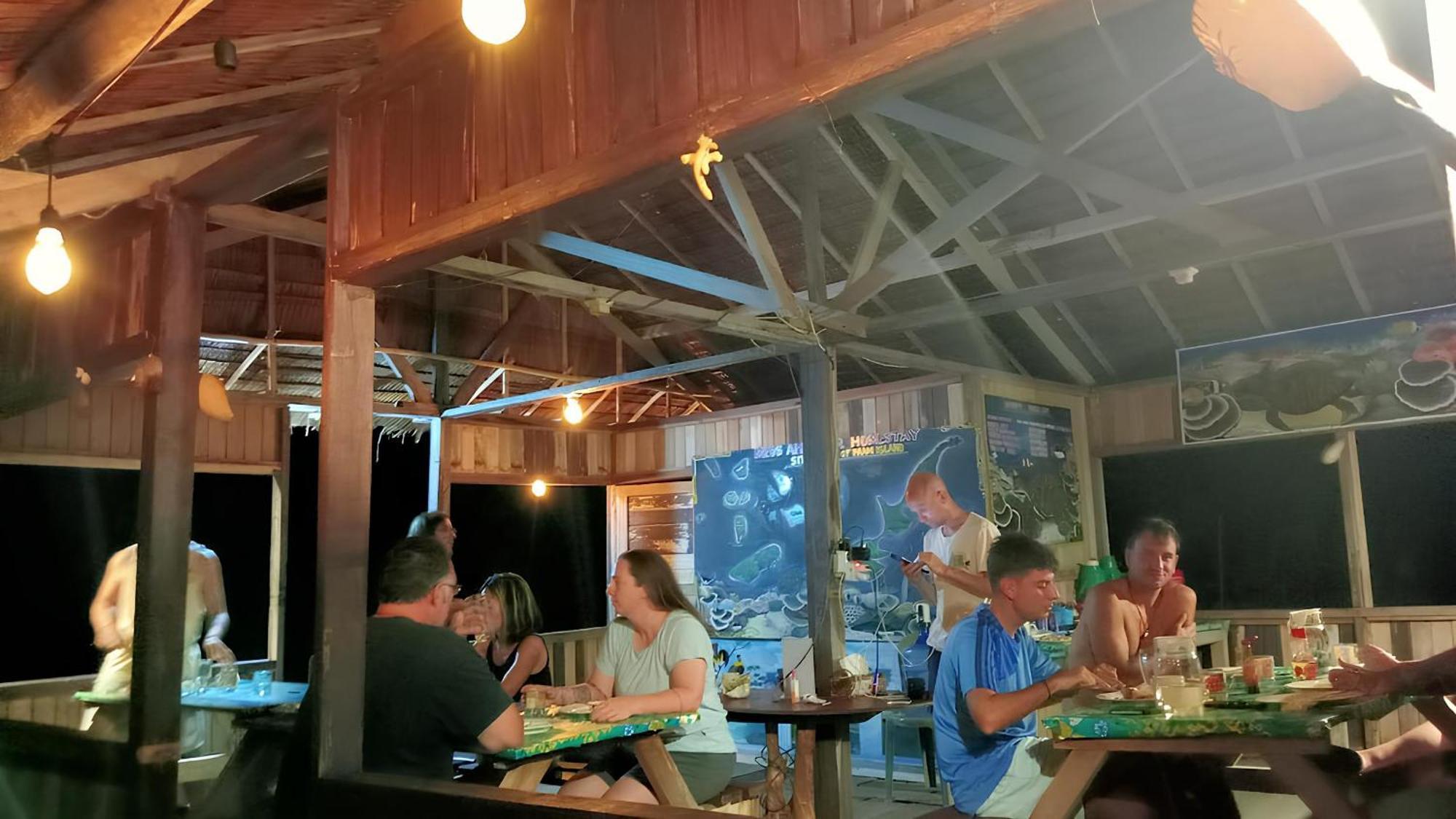 Meos Ambower Homestay Raja Ampat Fam Kültér fotó